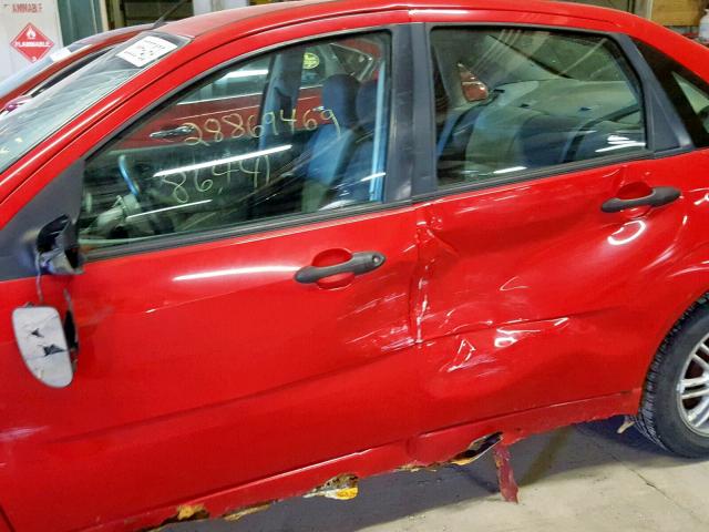 1FAHP34N65W211655 - 2005 FORD FOCUS ZX4 RED photo 10