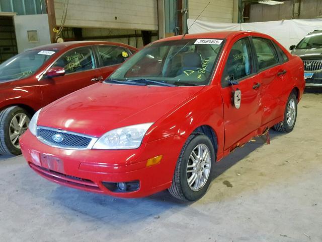 1FAHP34N65W211655 - 2005 FORD FOCUS ZX4 RED photo 2