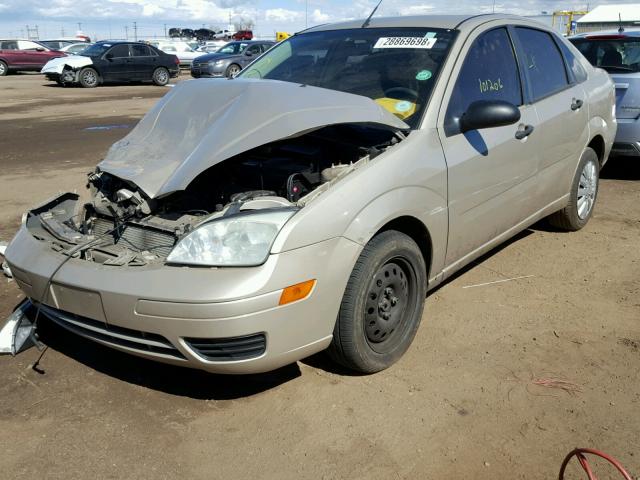 1FAFP34NX7W157478 - 2007 FORD FOCUS ZX4 GOLD photo 2