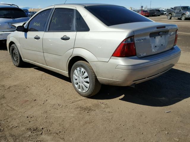 1FAFP34NX7W157478 - 2007 FORD FOCUS ZX4 GOLD photo 3