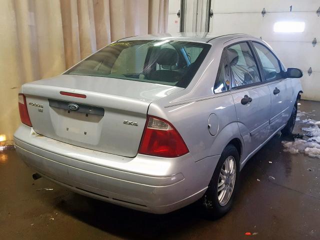 1FAFP34N75W227287 - 2005 FORD FOCUS ZX4 SILVER photo 4