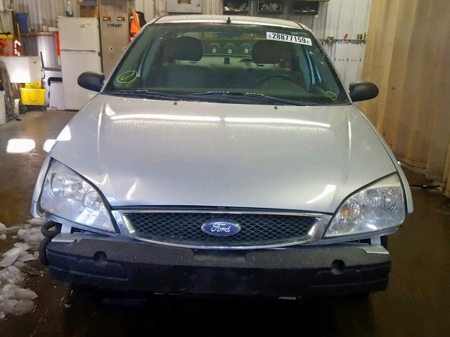 1FAFP34N75W227287 - 2005 FORD FOCUS ZX4 SILVER photo 9