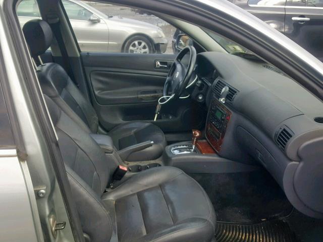 WVWRU63B25P021118 - 2005 VOLKSWAGEN PASSAT GLX 灰色 照片 5