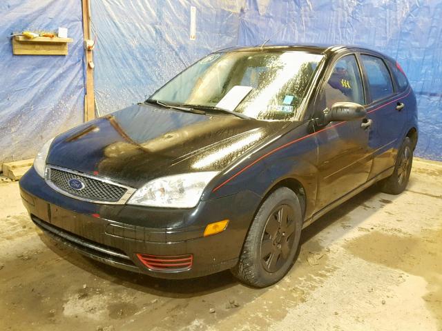 1FAHP37N97W134388 - 2007 FORD FOCUS ZX5 BLACK photo 2