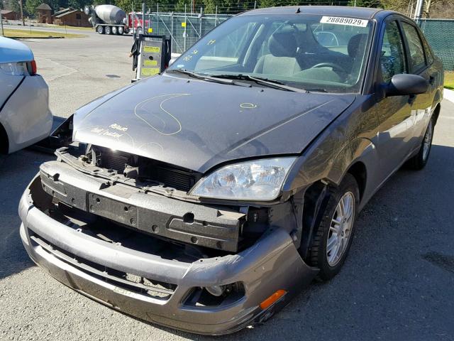 1FAFP34N55W273667 - 2005 FORD FOCUS ZX4 GRAY photo 2