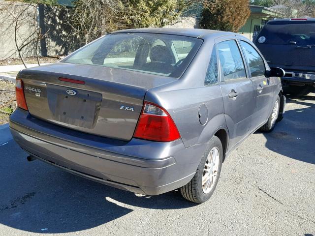 1FAFP34N55W273667 - 2005 FORD FOCUS ZX4 GRAY photo 4