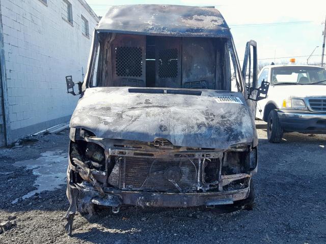 WD2YD341225348527 - 2002 FREIGHTLINER SPRINTER 2 WHITE photo 9