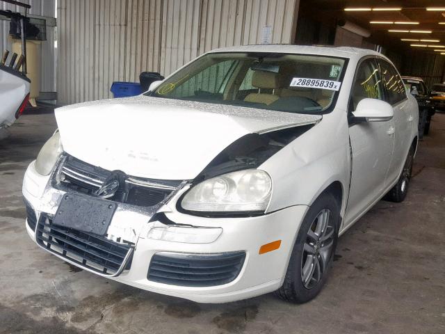 3VWDG71KX6M738705 - 2006 VOLKSWAGEN JETTA 2.5 WHITE photo 2