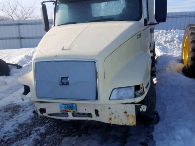 4V4NC9JH02N336585 - 2002 VOLVO VN VNL WHITE photo 7