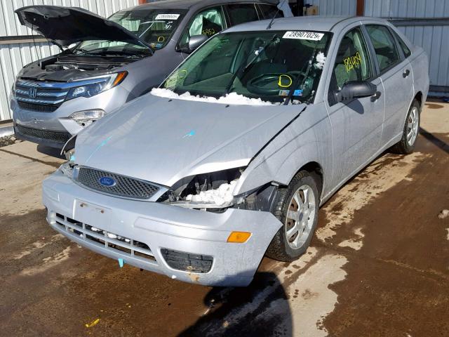 1FAFP34N65W180320 - 2005 FORD FOCUS ZX4 SILVER photo 2