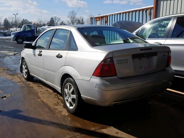 1FAFP34N65W180320 - 2005 FORD FOCUS ZX4 SILVER photo 3