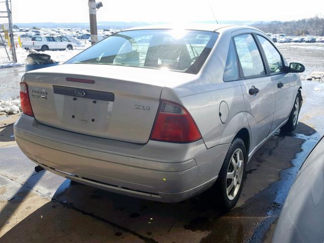 1FAFP34N65W180320 - 2005 FORD FOCUS ZX4 SILVER photo 4