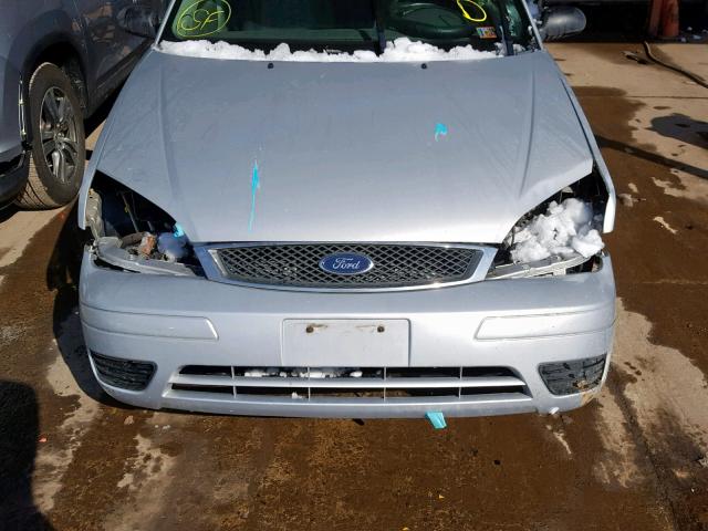 1FAFP34N65W180320 - 2005 FORD FOCUS ZX4 SILVER photo 9