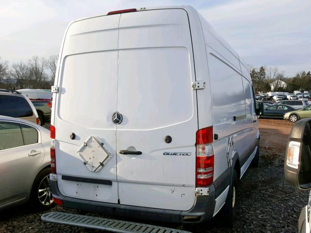 WD3PE8CB4B5575164 - 2011 MERCEDES-BENZ SPRINTER 2 WHITE photo 4