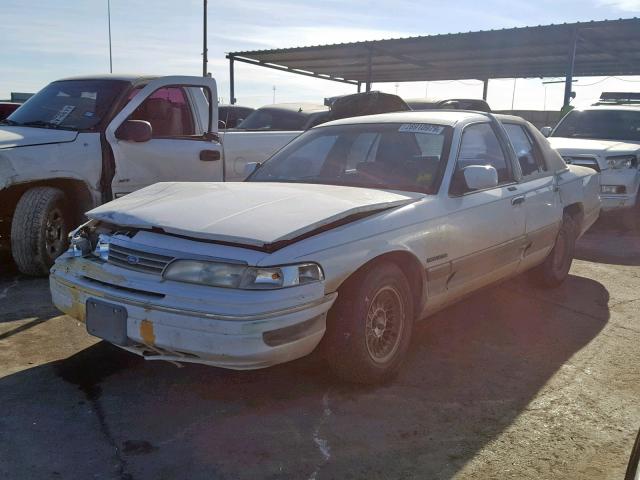 2FACP74W0PX104912 - 1993 FORD CROWN VICT WHITE photo 2