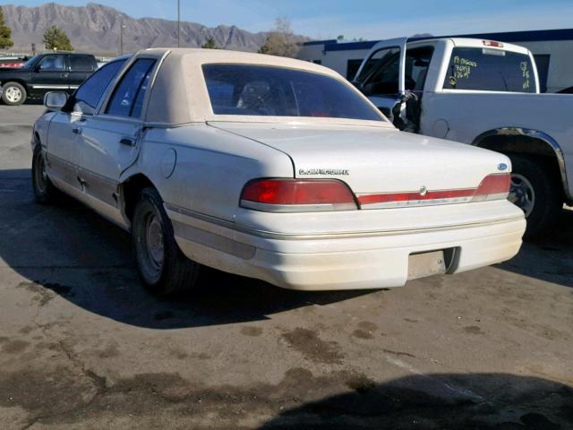 2FACP74W0PX104912 - 1993 FORD CROWN VICT WHITE photo 3