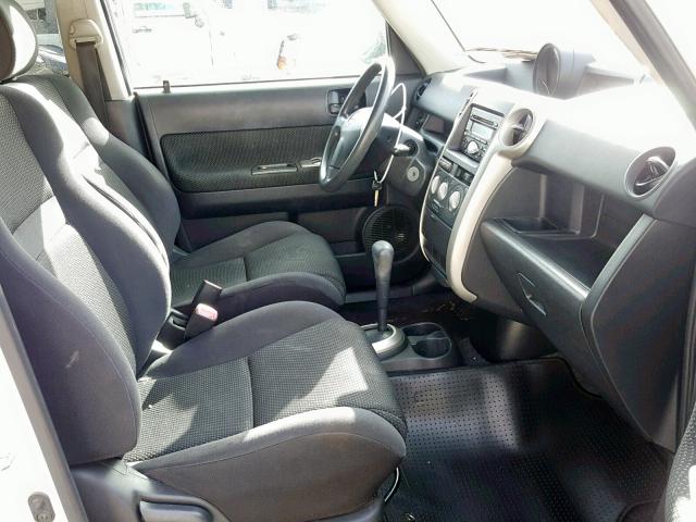 JTLKT324554008200 - 2005 TOYOTA SCION XB WHITE photo 5