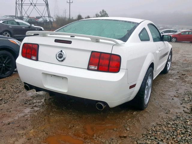 1ZVHT82H885185678 - 2008 FORD MUSTANG GT WHITE photo 4