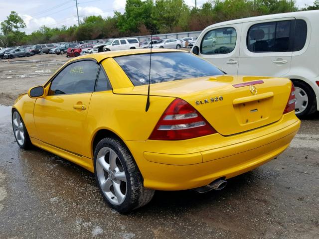 WDBKK65F41F178445 - 2001 MERCEDES-BENZ SLK 320 YELLOW photo 3