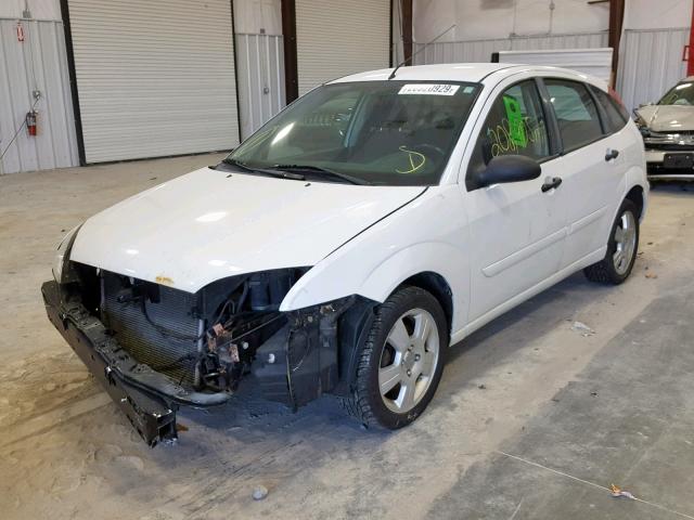 1FAHP37N27W339860 - 2007 FORD FOCUS ZX5 WHITE photo 2