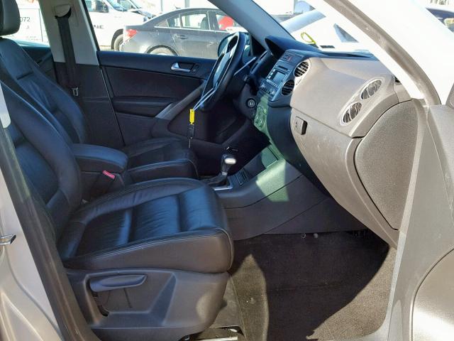 WVGBV95N09W004610 - 2009 VOLKSWAGEN TIGUAN SE SILVER photo 5