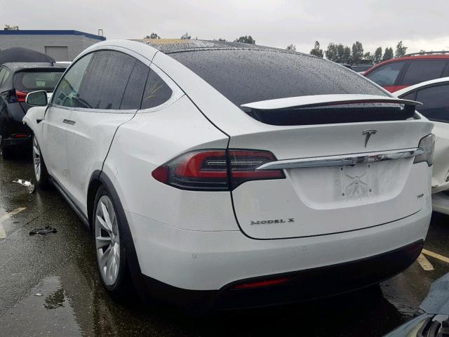 5YJXCBE20HF066198 - 2017 TESLA MODEL X WHITE photo 3