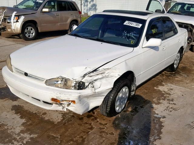 4T1BG12K3TU675231 - 1996 TOYOTA CAMRY DX WHITE photo 2