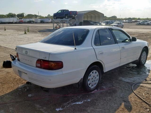 4T1BG12K3TU675231 - 1996 TOYOTA CAMRY DX WHITE photo 4