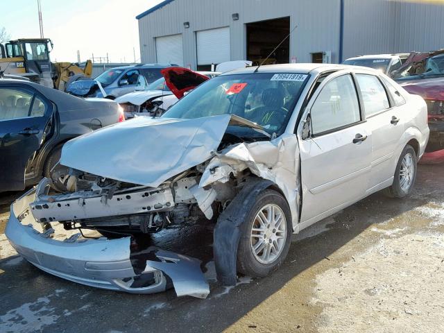 1FAFP34N05W123093 - 2005 FORD FOCUS ZX4 SILVER photo 2