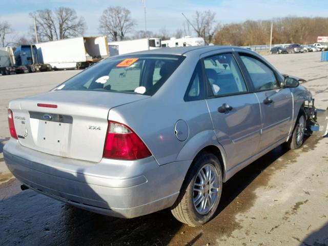 1FAFP34N05W123093 - 2005 FORD FOCUS ZX4 SILVER photo 4