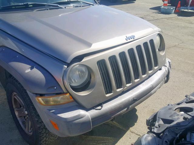 1J4GL38K05W682681 - 2005 JEEP LIBERTY RE BEIGE photo 9