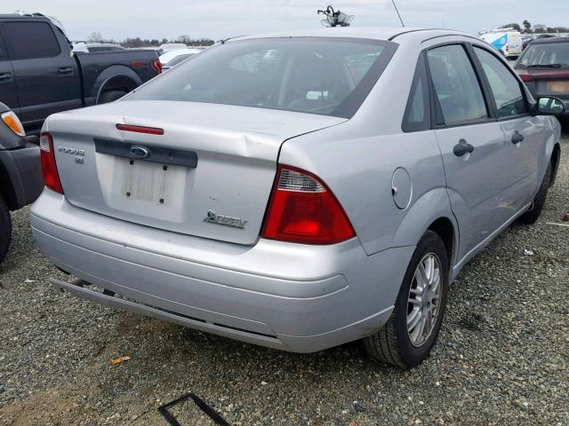 1FAHP34N07W140486 - 2007 FORD FOCUS ZX4 SILVER photo 4