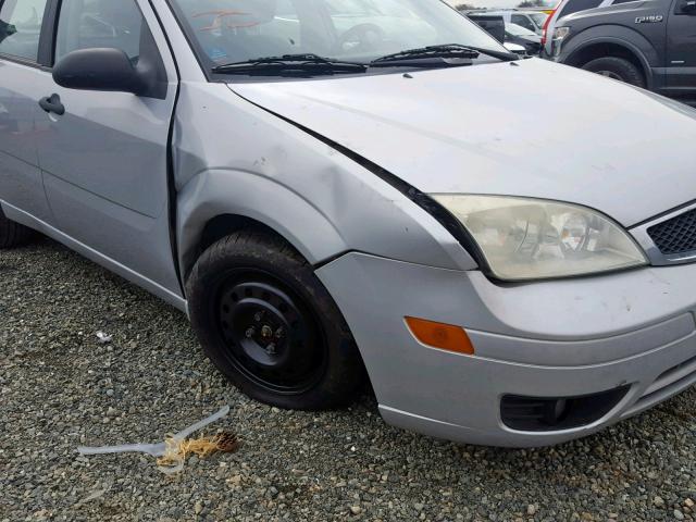 1FAHP34N07W140486 - 2007 FORD FOCUS ZX4 SILVER photo 9