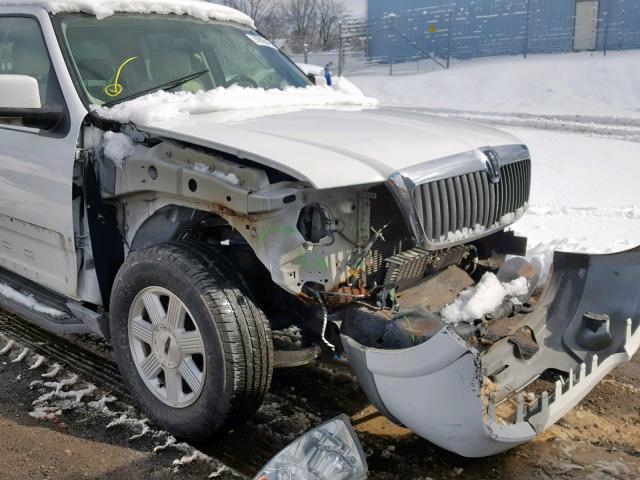 5LMFU28R33LJ51388 - 2003 LINCOLN NAVIGATOR Ақ фото 9