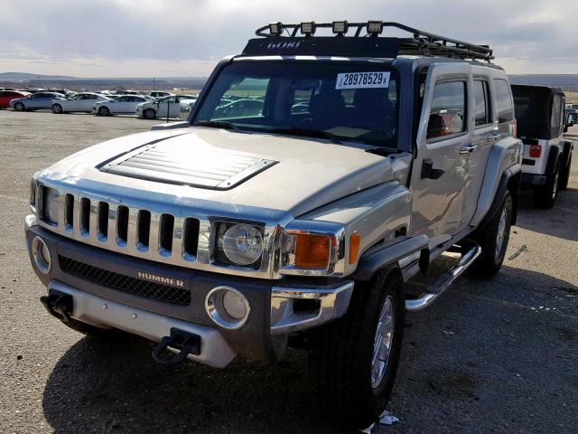 5GTEN13E788109338 - 2008 HUMMER H3 SILVER photo 2