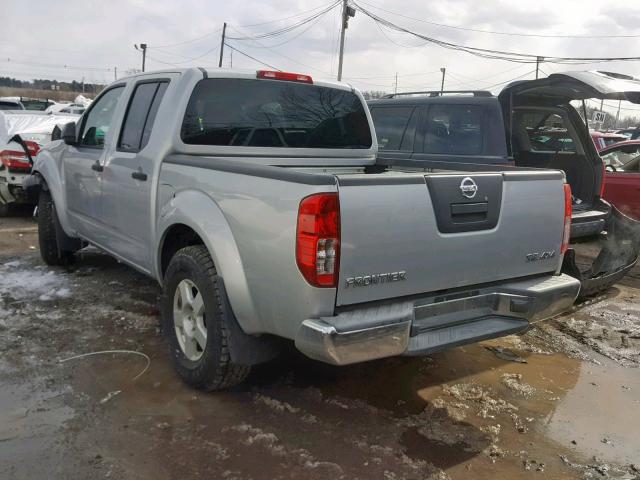 1N6AD07WX6C420596 - 2006 NISSAN FRONTIER C SILVER photo 3