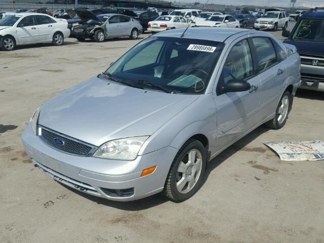 1FAHP34N77W113625 - 2007 FORD FOCUS ZX4 SILVER photo 2