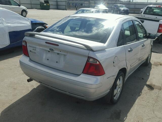 1FAHP34N77W113625 - 2007 FORD FOCUS ZX4 SILVER photo 4