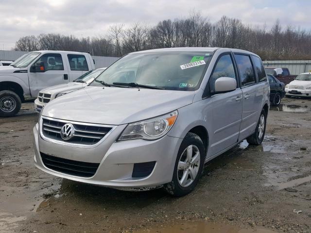 2V4RW3D16AR159161 - 2010 VOLKSWAGEN ROUTAN SE SILVER photo 2