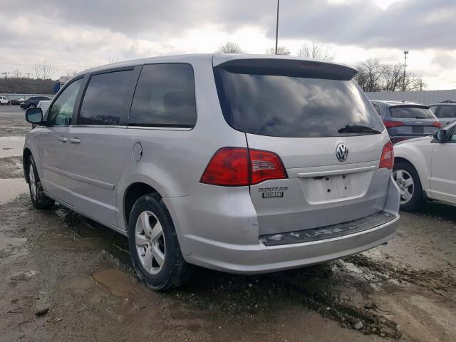 2V4RW3D16AR159161 - 2010 VOLKSWAGEN ROUTAN SE SILVER photo 3