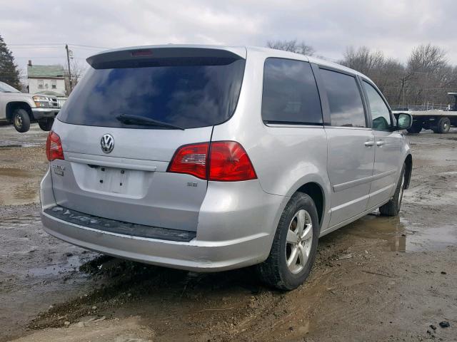 2V4RW3D16AR159161 - 2010 VOLKSWAGEN ROUTAN SE SILVER photo 4