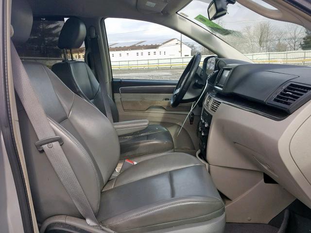 2V4RW3D16AR159161 - 2010 VOLKSWAGEN ROUTAN SE SILVER photo 5