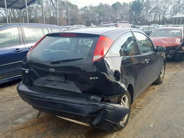 3FAFP31N55R115045 - 2005 FORD FOCUS ZX3 BLACK photo 4