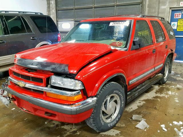 1GNDT13W012121574 - 2001 CHEVROLET BLAZER RED photo 2