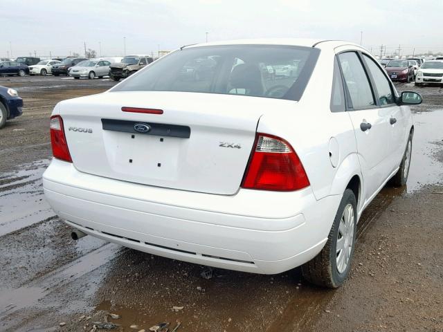 1FAFP34N16W242370 - 2006 FORD FOCUS ZX4 WHITE photo 4