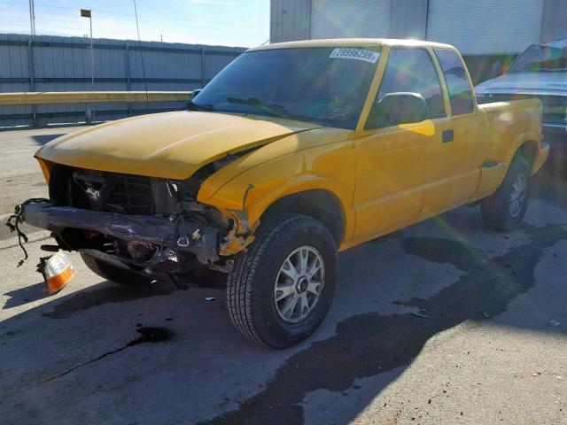 1GTDT19W728199722 - 2002 GMC SONOMA YELLOW photo 2