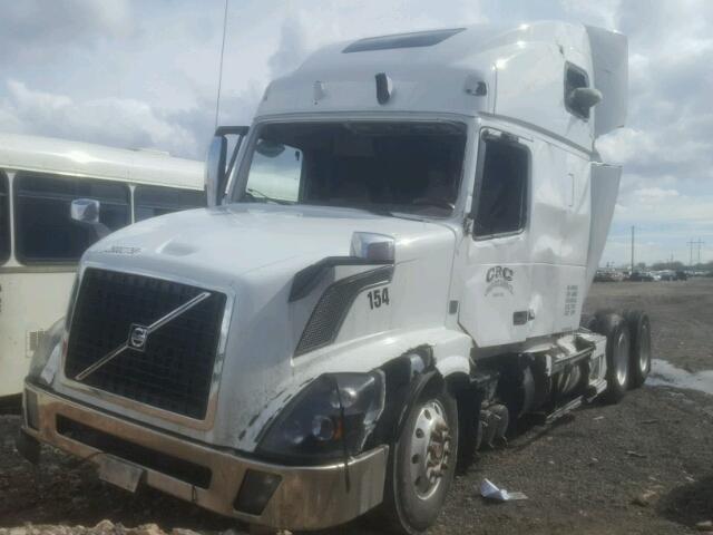 4V4NC9EH4FN910976 - 2015 VOLVO VN VNL WHITE photo 2