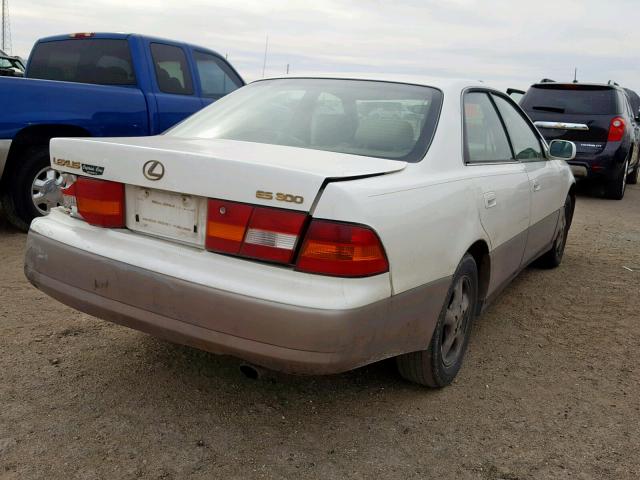 JT8BF28GXW0110260 - 1998 LEXUS ES 300 WHITE photo 4