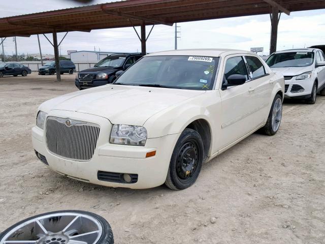 2C3JA43R25H604126 - 2005 CHRYSLER 300 WHITE photo 2