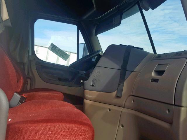 3AKJGLDV4DSFF7937 - 2013 FREIGHTLINER CASCADIA 1 WHITE photo 5